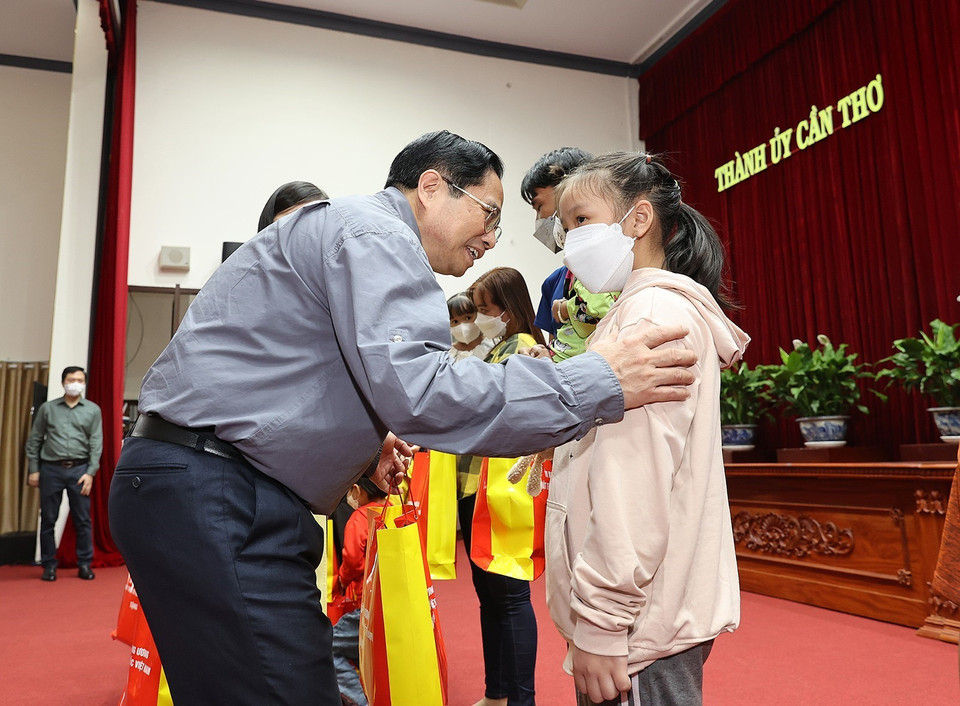 Thủ tướng Phạm Minh Chính chúc Tết, thăm hỏi động viên người có hoàn cảnh khó khăn, gia đình chính sách. (Ảnh: Dương Giang/TTXVN)