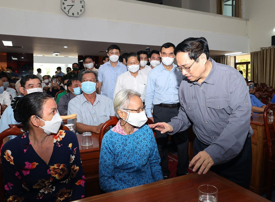  Thủ tướng Phạm Minh Chính chúc Tết người có hoàn cảnh khó khăn trên địa bàn thành phố Cần Thơ. (Ảnh: Dương Giang/TTXVN)