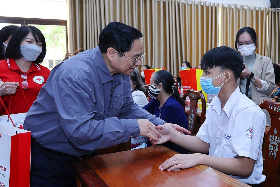  Thủ tướng Phạm Minh Chính chúc Tết, thăm hỏi động viên người có hoàn cảnh khó khăn, nạn nhân chất độc da cam. (Ảnh: Dương Giang/TTXVN)