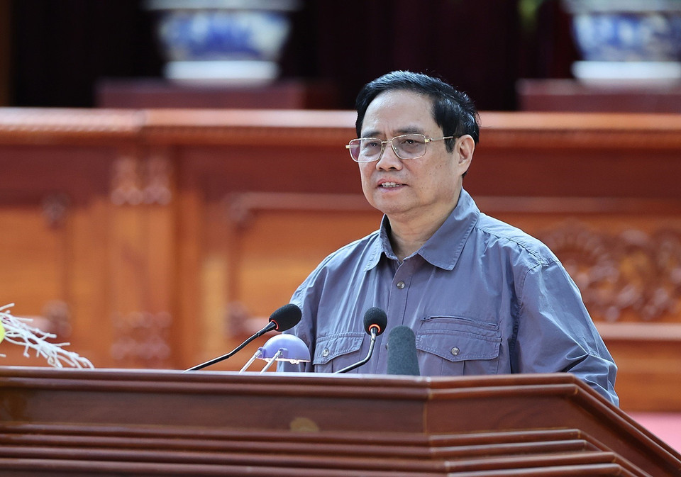 Thủ tướng Phạm Minh Chính chúc Tết người có hoàn cảnh khó khăn trên địa bàn thành phố Cần Thơ. (Ảnh: Dương Giang/TTXVN)