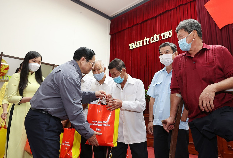 Thủ tướng Phạm Minh Chính chúc Tết, thăm hỏi động viên, thương binh, gia đình liệt sỹ. (Ảnh: Dương Giang/TTXVN)