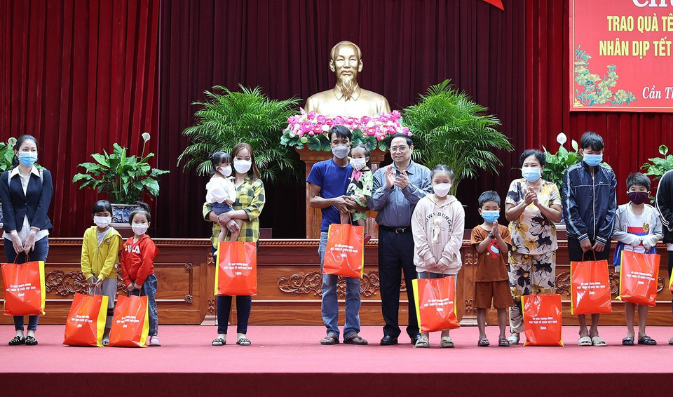 Thủ tướng Phạm Minh Chính chúc Tết người có hoàn cảnh khó khăn, gia đình chính sách. (Ảnh: Dương Giang/TTXVN)