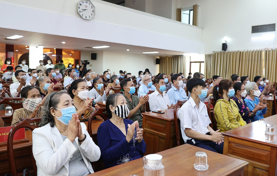 Gia đình chính sách, công nhân lao động có hoàn cảnh khó khăn tại thành phố Cần Thơ tại buổi gặp mặt. (Ảnh: Dương Giang/TTXVN)