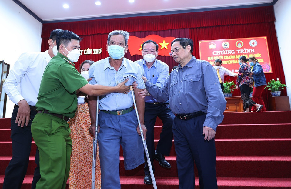 Thủ tướng Phạm Minh Chính chúc Tết, thăm hỏi động viên, thương binh, gia đình liệt sỹ. (Ảnh: Dương Giang/TTXVN)