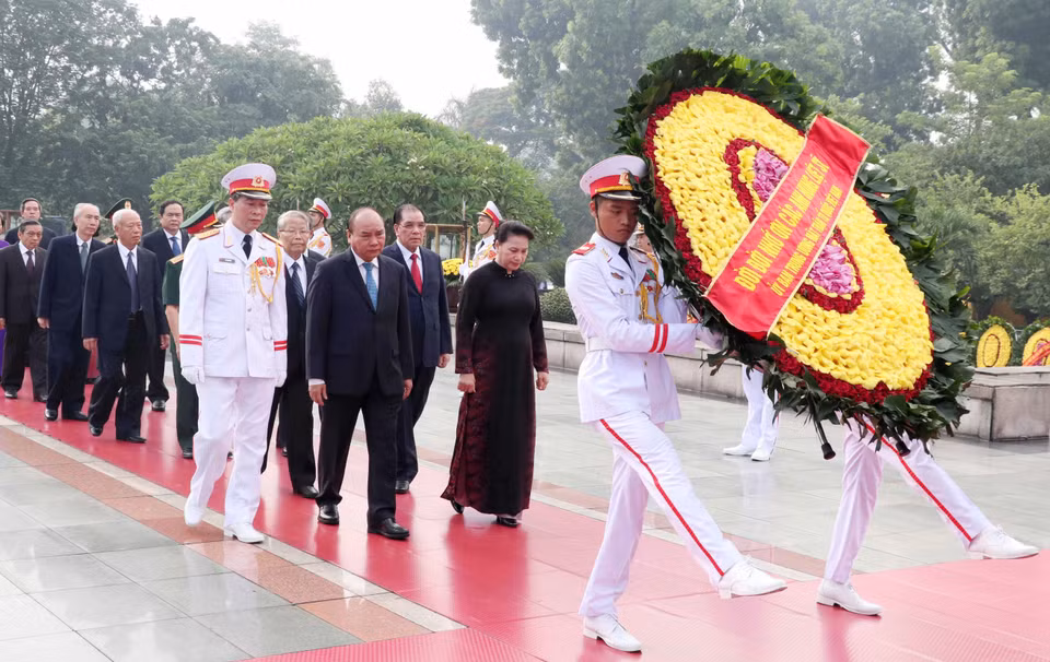 Đoàn đại biểu Lãnh đạo và nguyên lãnh đạo Đảng, Nhà nước, Mặt trận Tổ quốc Việt Nam đặt vòng hoa, tưởng niệm các Anh hùng liệt sỹ. (Ảnh: Văn Điệp/TTXVN)