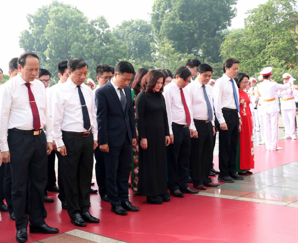 Đoàn đại biểu Bộ Lao động-Thương binh và Xã hội đặt vòng hoa, tưởng niệm các Anh hùng liệt sỹ. (Ảnh: Văn Điệp/TTXVN)