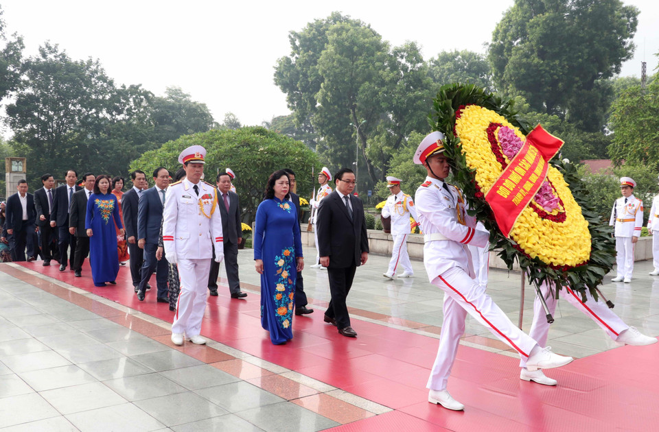 Đoàn đại biểu Thành phố Hà Nội đặt vòng hoa, tưởng niệm các Anh hùng liệt sỹ. (Ảnh: Văn Điệp/TTXVN)