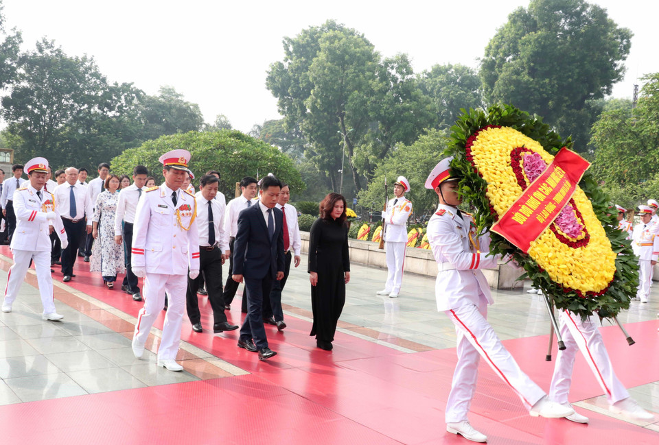 Đoàn đại biểu Bộ Lao động-Thương binh và Xã hội đặt vòng hoa, tưởng niệm các Anh hùng liệt sỹ. (Ảnh: Văn Điệp/TTXVN)