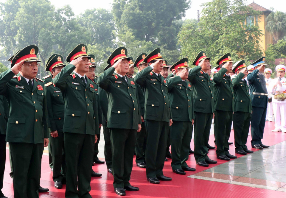 Đoàn đại biểu Quân ủy Trung ương và Bộ Quốc phòng do Đại tướng Ngô Xuân Lịch, Ủy viên Bộ Chính trị, Phó Bí thư Quân ủy Trung ương, Bộ trưởng Bộ Quốc phòng dẫn đầu, đến đặt vòng hoa, tưởng niệm các Anh hùng liệt sỹ. (Ảnh: Văn Điệp/TTXVN)