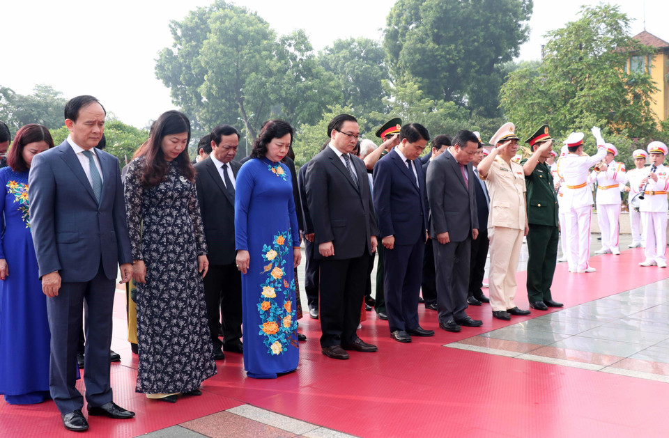 Đoàn đại biểu Thành phố Hà Nội đặt vòng hoa, tưởng niệm các Anh hùng liệt sỹ. (Ảnh: Văn Điệp/TTXVN)
