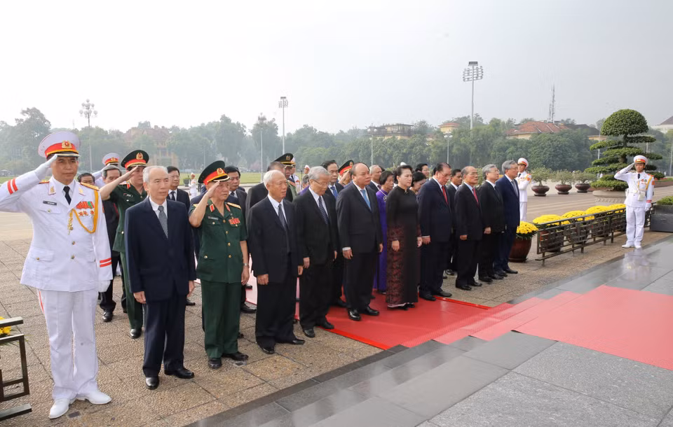 Đoàn đại biểu Lãnh đạo, nguyên Lãnh đạo Đảng, Nhà nước và Mặt trận Tổ quốc Việt Nam đặt vòng hoa và vào Lăng viếng Chủ tịch Hồ Chí Minh. (Ảnh: Dương Giang/TTXVN)