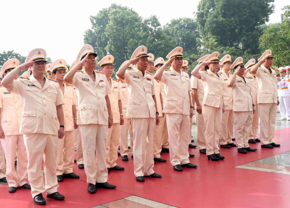 Đoàn đại biểu Đảng ủy Công an Trung ương và Bộ Công an đặt vòng hoa, tưởng niệm các Anh hùng liệt sỹ. (Ảnh: Văn Điệp/TTXVN)
