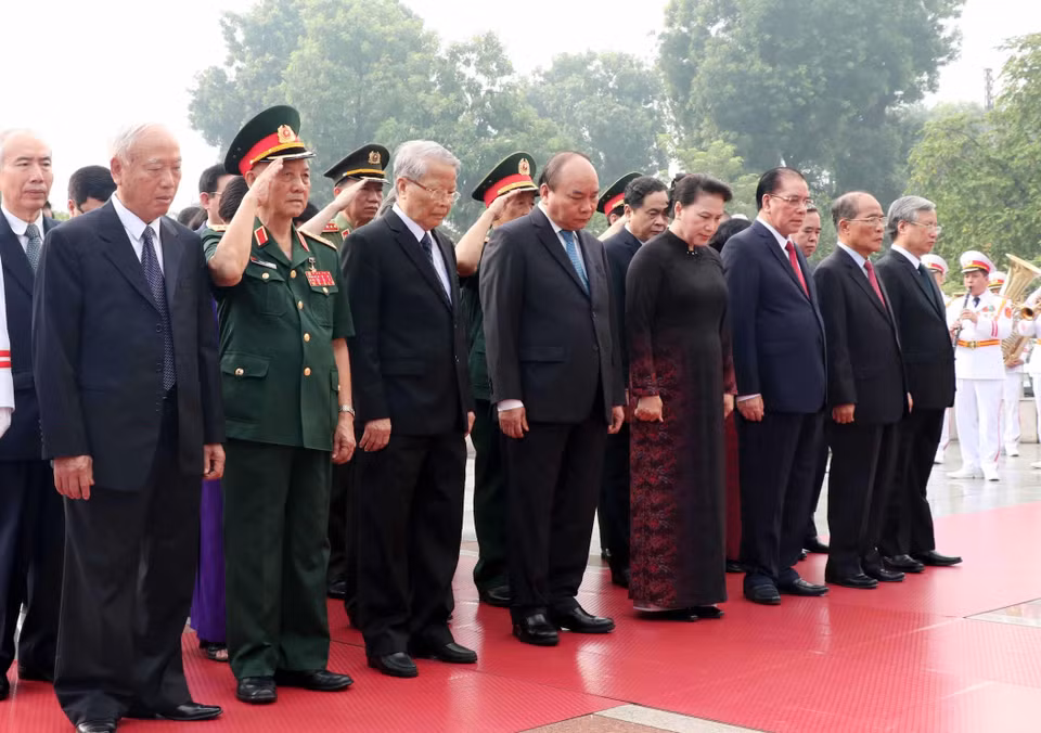 Đoàn đại biểu Lãnh đạo và nguyên lãnh đạo Đảng, Nhà nước, Mặt trận Tổ quốc Việt Nam đặt vòng hoa, tưởng niệm các Anh hùng liệt sỹ. (Ảnh: Văn Điệp/TTXVN)