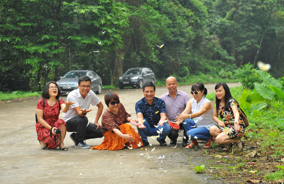 Du khách thích thú khám phá thiên nhiên tuyệt tại Vườn quốc gia Cúc Phương. (Ảnh: Minh Đức/TTXVN)