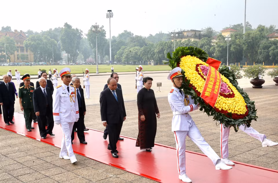 Đoàn đại biểu Lãnh đạo, nguyên Lãnh đạo Đảng, Nhà nước và Mặt trận Tổ quốc Việt Nam đặt vòng hoa và vào Lăng viếng Chủ tịch Hồ Chí Minh. (Ảnh: Dương Giang/TTXVN)