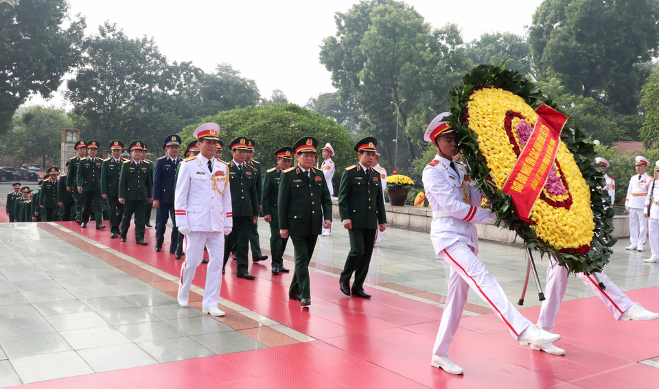 Đoàn đại biểu Quân ủy Trung ương và Bộ Quốc phòng do Đại tướng Ngô Xuân Lịch, Ủy viên Bộ Chính trị, Phó Bí thư Quân ủy Trung ương, Bộ trưởng Bộ Quốc phòng dẫn đầu, đến đặt vòng hoa, tưởng niệm các Anh hùng liệt sỹ. (Ảnh: Văn Điệp/TTXVN)