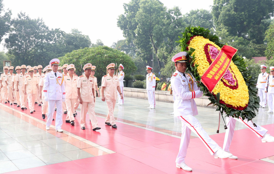 Đoàn đại biểu Đảng ủy Công an Trung ương và Bộ Công an đặt vòng hoa, tưởng niệm các Anh hùng liệt sỹ. (Ảnh: Văn Điệp/TTXVN)