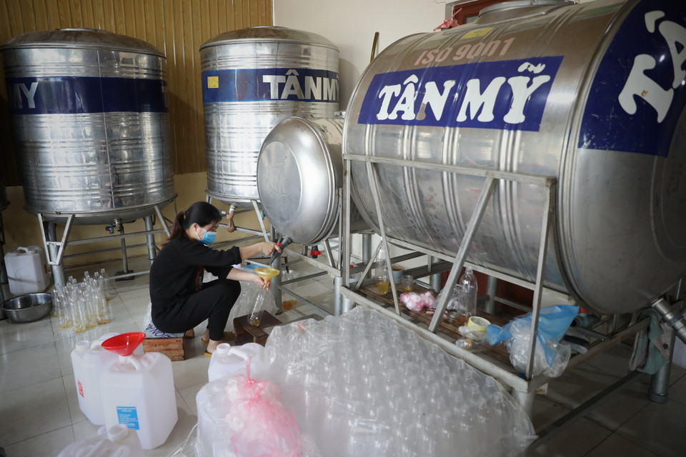 Đóng chai mật ong tại Hợp tác xã nuôi ong xuất khẩu Nghĩa Hồ. (Ảnh: Danh Lam/TTXVN)