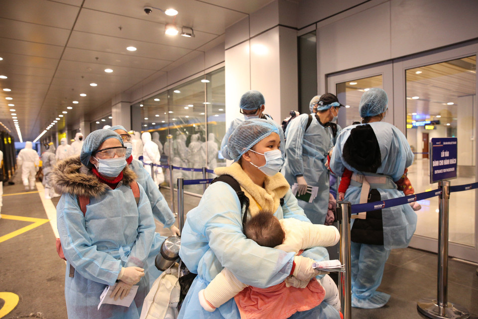 Các công dân Việt Nam làm thủ tục nhập cảnh tại Sân bay Vân Đồn. (Ảnh: Dương Giang/TTXVN)