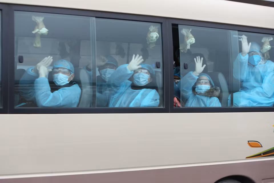 Qua kiểm tra y tế sơ bộ, hiện các thành viên phi hành đoàn cùng nhân viên y tế và các công dân đều có tình trạng sức khoẻ ổn định, tinh thần tốt. (Ảnh: Dương Giang/TTXVN)