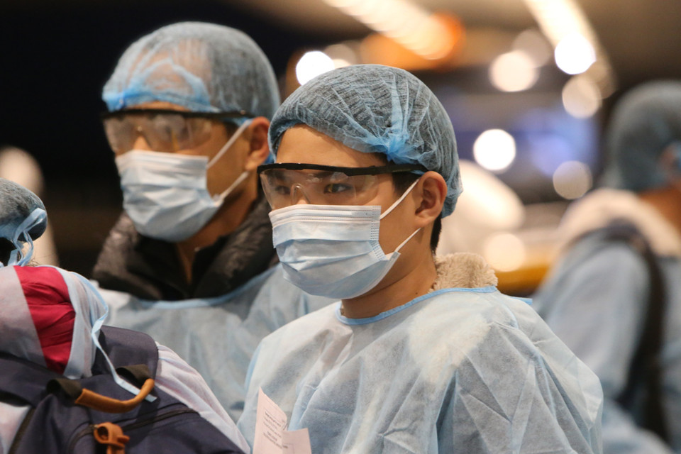 Công dân Việt Nam trở về từ Vũ Hán ( Trung Quốc). (Ảnh: Dương Giang/TTXVN)