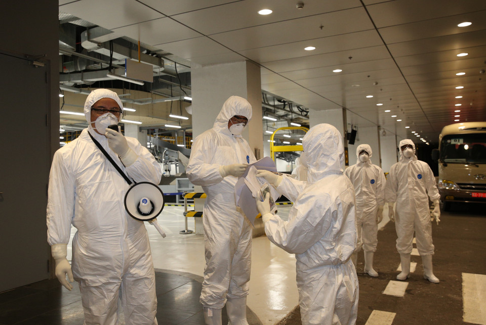 Chỉ huy điều hành các hoạt động tại hiện trường Cảng vụ hàng không Vân Đồn. (Ảnh: Dương Giang/TTXVN)