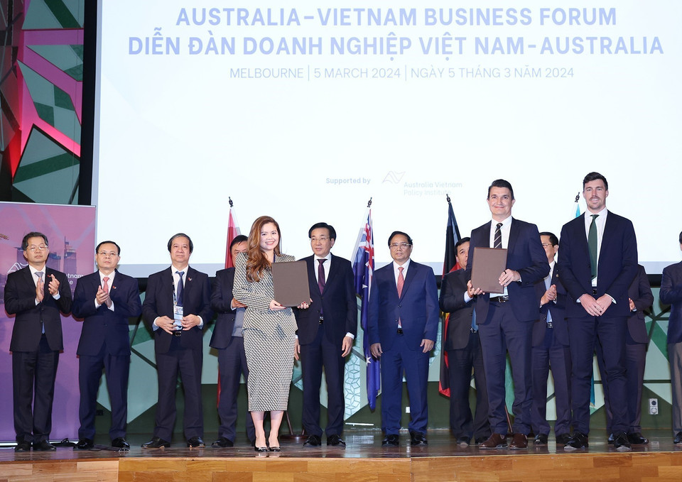 Thủ tướng Phạm Minh Chính chứng kiến lễ trao Biên bản ghi nhớ giữa doanh nghiệp hai nước. (Ảnh: Dương Giang/TTXVN)