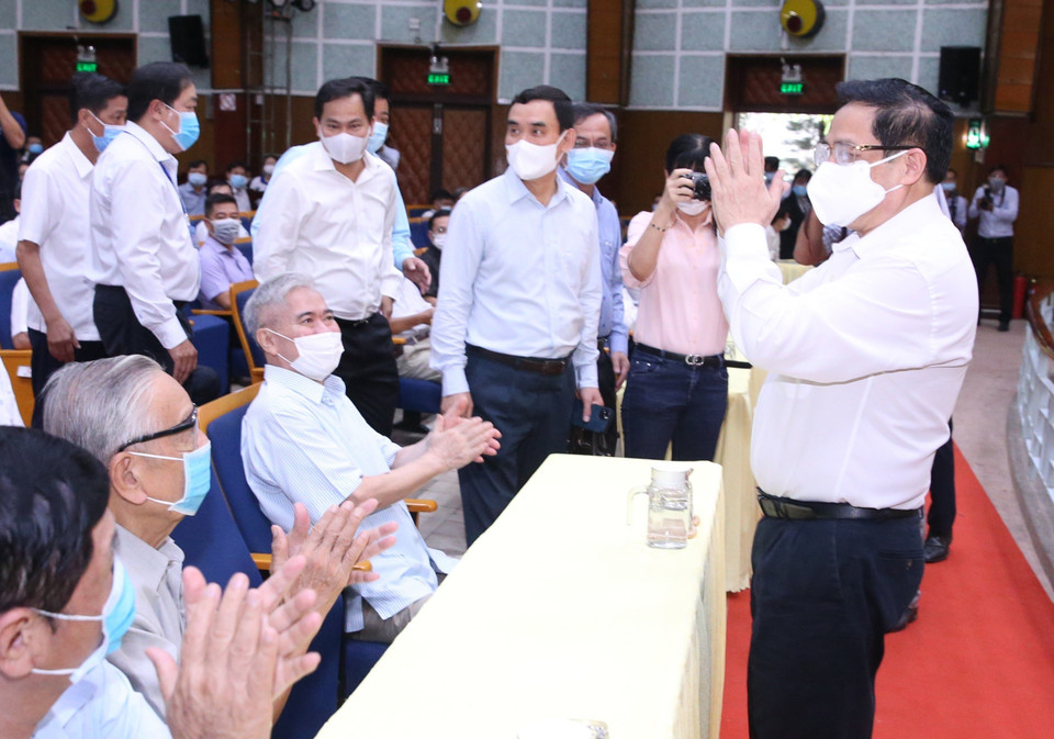 Thủ tướng Phạm Minh Chính với các đại biểu và cử tri. (Ảnh: Văn Điệp/TTXVN)