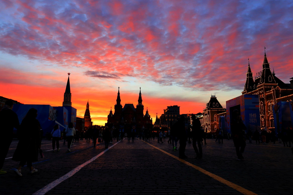 Cảnh tượng hoàng hôn hiếm gặp bao trùm quảng trường Đỏ ở thủ đô Moskva. (Ảnh: Trần Hiếu/TTXVN)