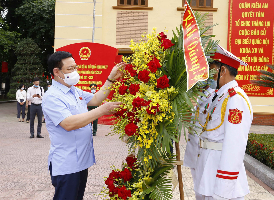 Chủ tịch Quốc hội Vương Đình Huệ dâng hương, hoa tưởng niệm Chủ tịch Hồ Chí Minh tại trụ sở quận Kiến An. (Ảnh: Doãn Tấn/TTXVN)