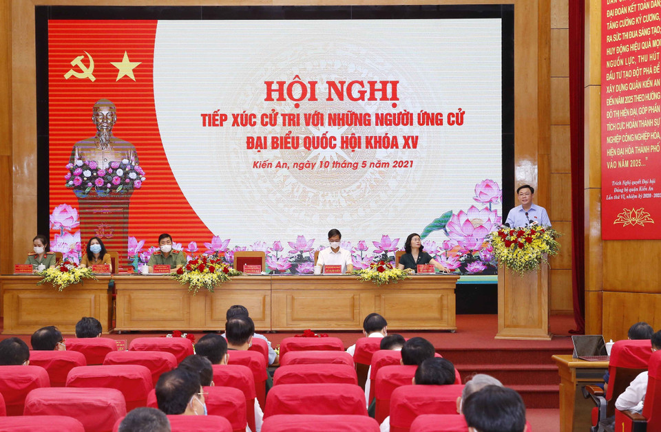 Chủ tịch Quốc hội Vương Đình Huệ trình bày chương trình hành động tại Hội nghị tiếp xúc cử tri, vận động bầu cử tại quận Kiến An. (Ảnh: Doãn Tấn/TTXVN)