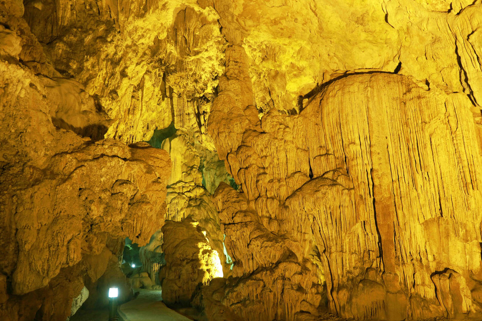 Động Ngườm Ngao có nhiều nhũ đá và măng đá với các hình dạng phong phú đa dạng, là một trong những hang động đẹp nổi tiếng tại Việt Nam. (Ảnh: Vũ Sinh/TTXVN)