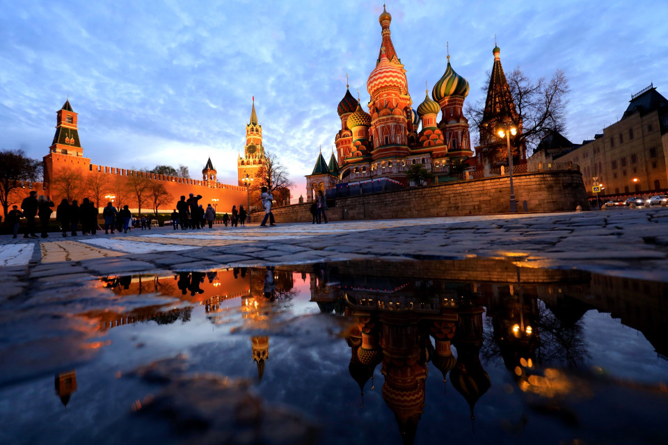 Người dân Moskva đổ ra phố chiêm ngưỡng cảnh tượng hoàng hôn hiếm có. (Ảnh: Trần Hiếu/TTXVN)