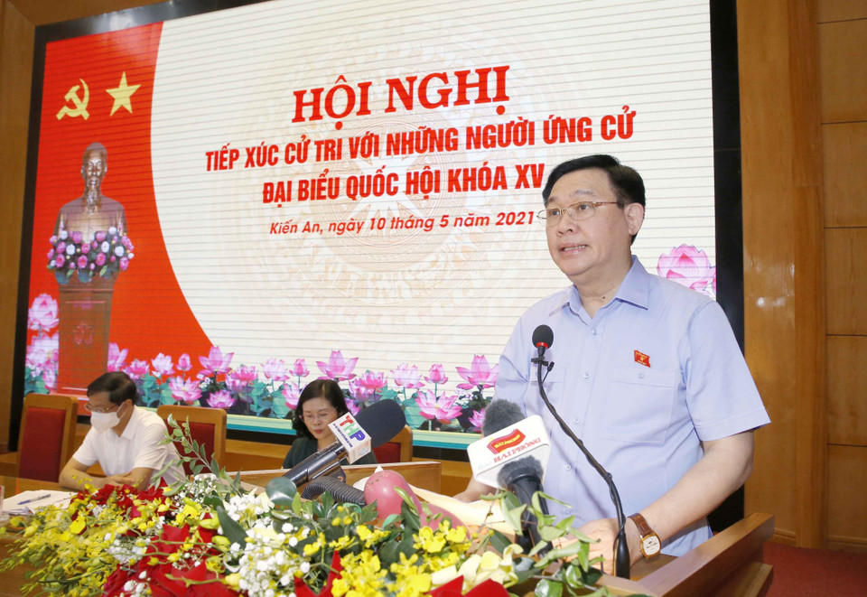 Chủ tịch Quốc hội Vương Đình Huệ trình bày chương trình hành động tại Hội nghị tiếp xúc cử tri, vận động bầu cử tại quận Kiến An. (Ảnh: Doãn Tấn/TTXVN)