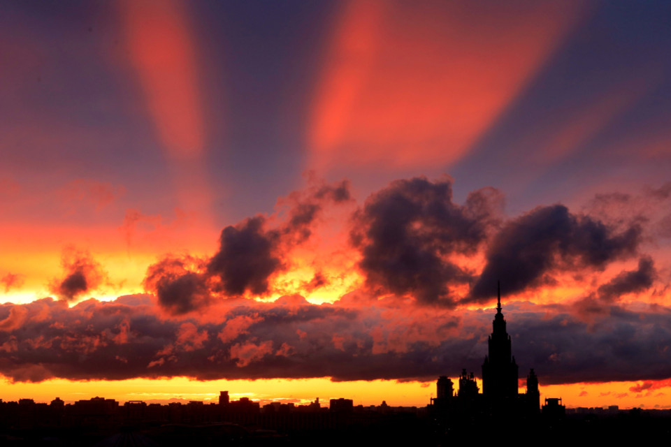 Cảnh tượng hoàng hôn rực cháy trên bầu trời Moskva.(Ảnh: Trần Hiếu/TTXVN)