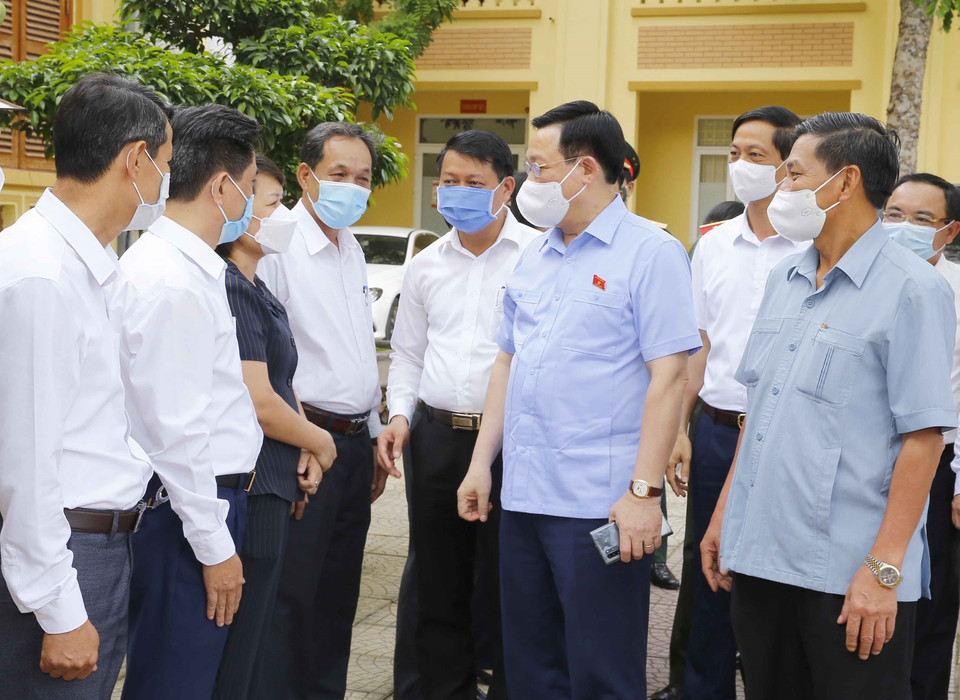 Chủ tịch Quốc hội Vương Đình Huệ tiếp xúc cử tri quận Kiến An. (Ảnh: Doãn Tấn/TTXVN)