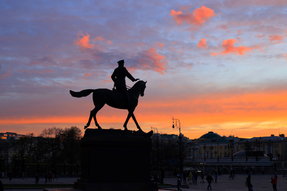 Hoàng hôn bao trùm quảng trường Manezh ở Moskva. (Ảnh: Trần Hiếu/TTXVN)