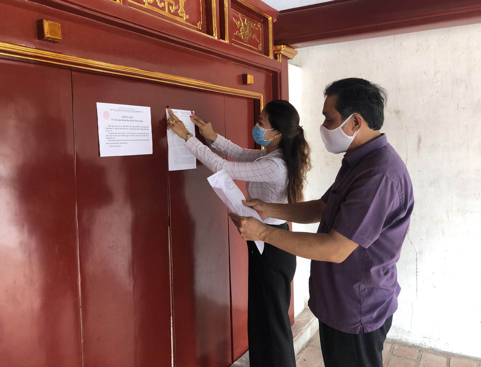 Ban quản lý Khu Di tích lịch sử đặc biệt Cố đô Hoa Lư, tỉnh Ninh Bình dán thông báo tạm dừng đón khách từ ngày 7/5. (Ảnh: Hải Yến/TTXVN)