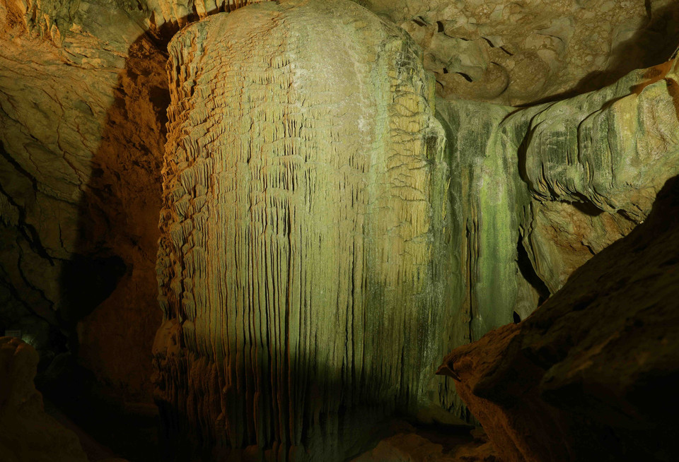 Khối măng nhũ nhìn vào trông như một thác nước. (Ảnh: Vũ Sinh/TTXVN)