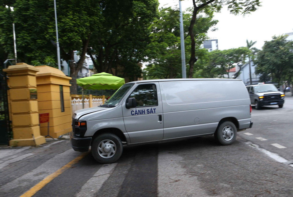 Xe cảnh sát dẫn giải các bị cáo đến tòa xét xử lúc 6 giờ 40 phút. (Ảnh: Doãn Tấn/TTXVN)