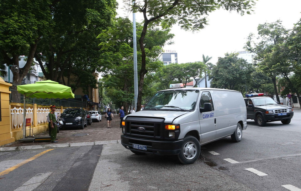 Xe cảnh sát dẫn giải các bị cáo đến tòa xét xử lúc 6 giờ 40 phút. (Ảnh: Doãn Tấn/TTXVN)