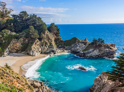 Công viên Quốc gia Julia Pfeiffer Burns ở California, Mỹ có những bờ cát tuyệt đẹp. (Nguồn: PureWow)