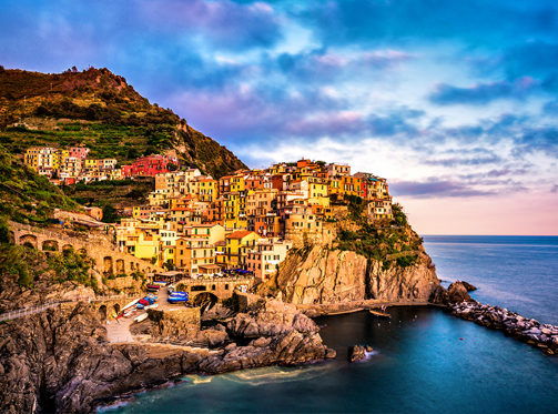 Làng chài Manarola ở Italy có rất nhiều cây nho, vườn chanh và những bức tường từ thời trung cổ. (Nguồn: Getty)