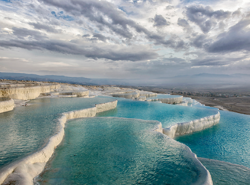 Pamukkale ở Thổ Nhĩ Kỳ được mệnh danh là 'lâu đài bông.' Nơi đây được UNESCO công nhận là di sản thế giới. Những trận động đất đã tạo nên các 'phòng tắm đá vôi' xếp chồng lên nhau như bậc thang. (Nguồn: Getty)