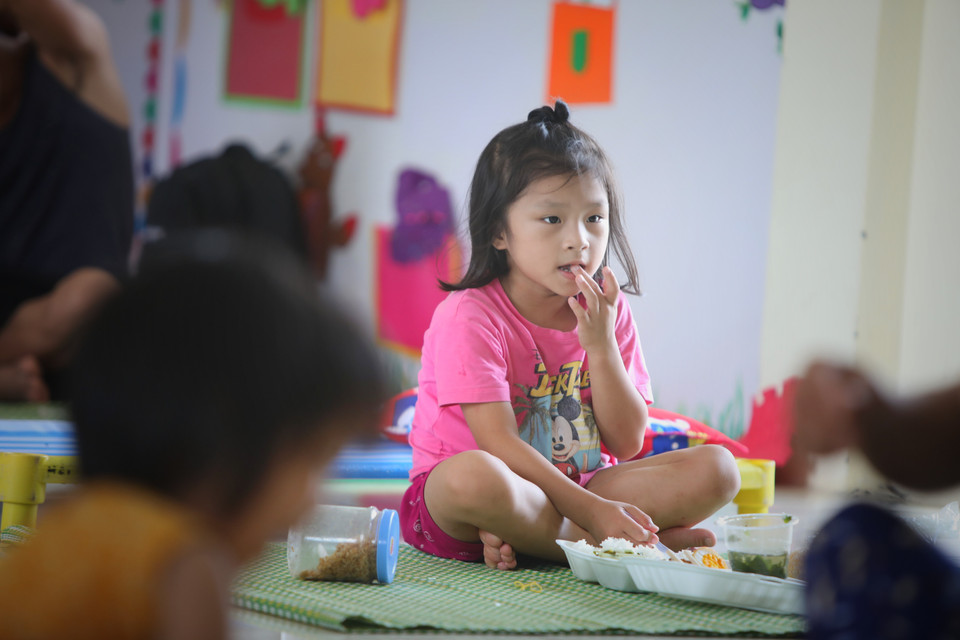 Các cháu nhỏ có khẩu phần ăn ngon hơn những ngày bình thường trong khu cách ly trường Mầm non xã Việt Tiến, huyện Việt Yên. (Ảnh: Danh Lam/TTXVN) 
