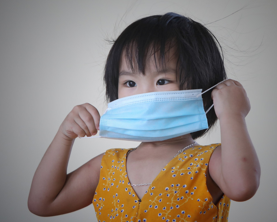 Dù còn nhỏ các cháu luôn tự giác đeo khẩu trang phòng dịch tại khu cách ly trường Mầm non xã Việt Tiến, huyện Việt Yên. (Ảnh: Danh Lam/TTXVN)