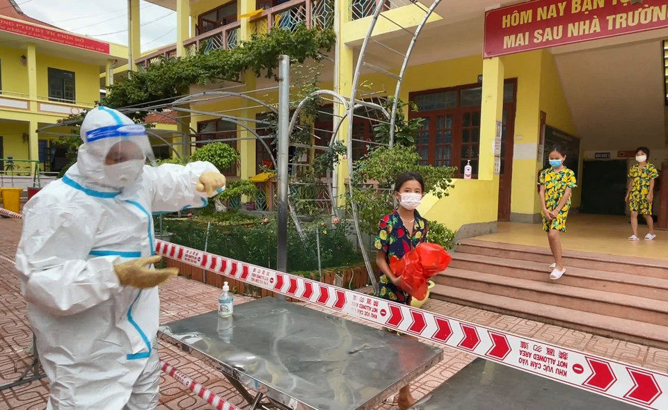 Các cháu trong các Khu cách ly y tế tập trung trên địa bàn huyện Nậm Pồ (tỉnh Điện Biên) khi nhận quà Tết Thiếu nhi 1/6 luôn đeo khẩu trang, giữ khoảng cách, đảm bảo phòng, chống dich COVID-19. (Ảnh: Xuân Tiến/TTXVN)