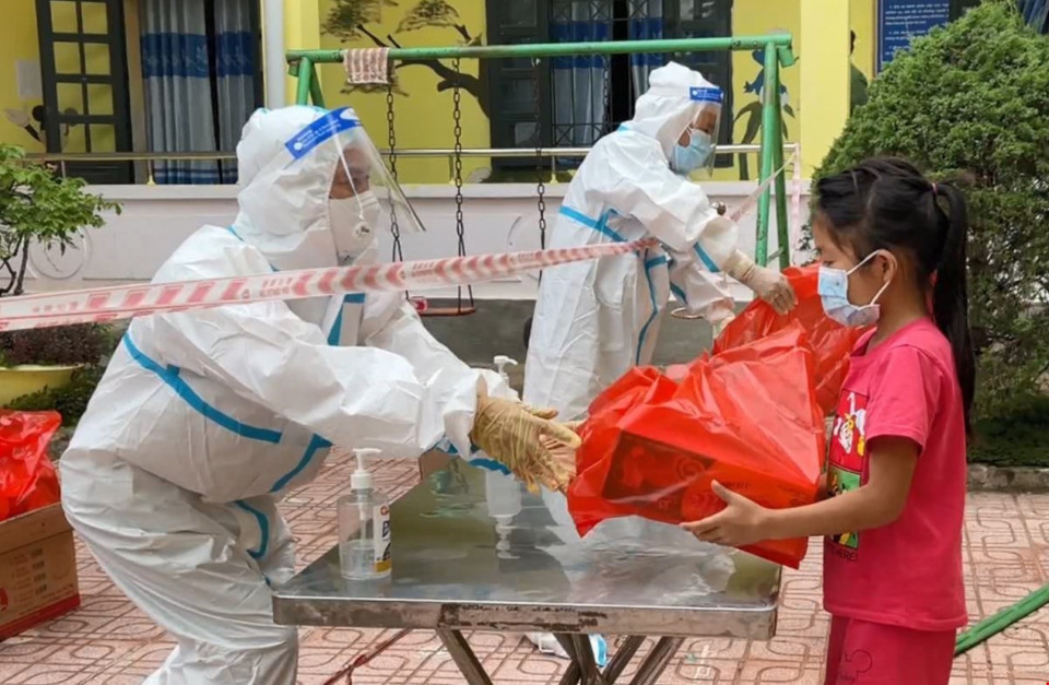Lực lượng y tế, các thầy cô trao quà Tết Thiếu nhi cho các cháu đang thực hiện cách ly tại Khu cách ly tập trung Trường Phổ thông dân tộc bán trú Tiểu học xã Phìn Hồ (xã Phìn Hồ, huyện Nậm Pồ, tỉnh Điện Biên).(Ảnh: Xuân Tiến/TTXVN)