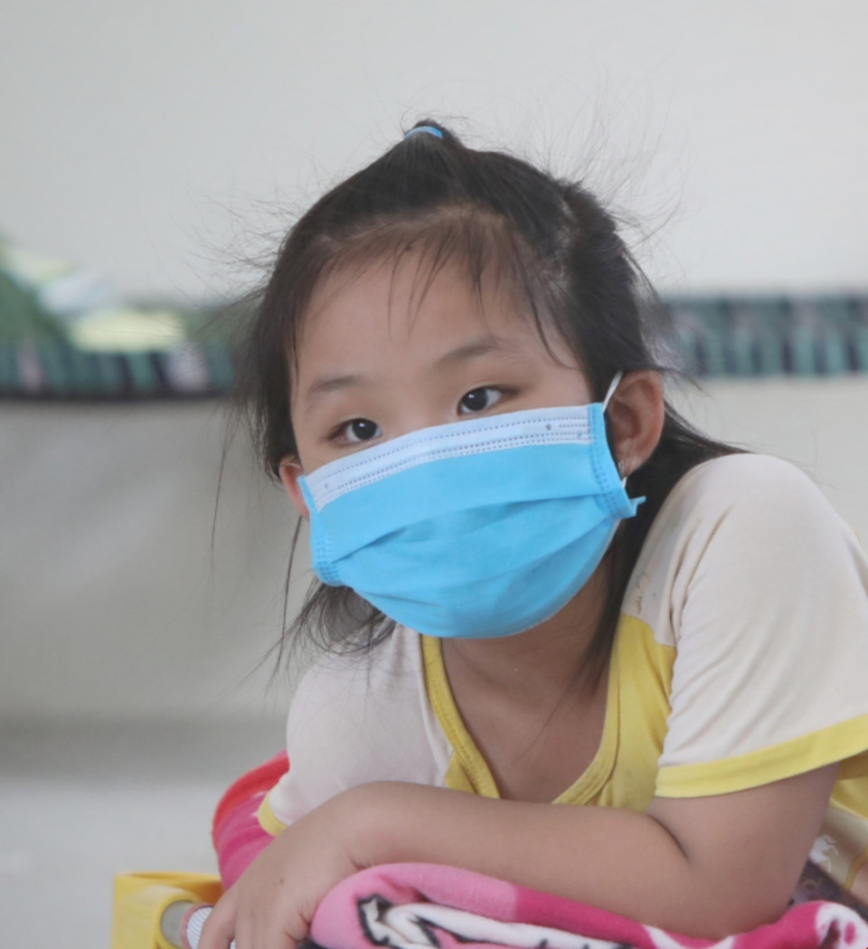 Các cháu luôn tự giác đeo khẩu trang phòng dịch tại khu cách ly trường Mầm non xã Việt Tiến, huyện Việt Yên. (Ảnh: Danh Lam/TTXVN)