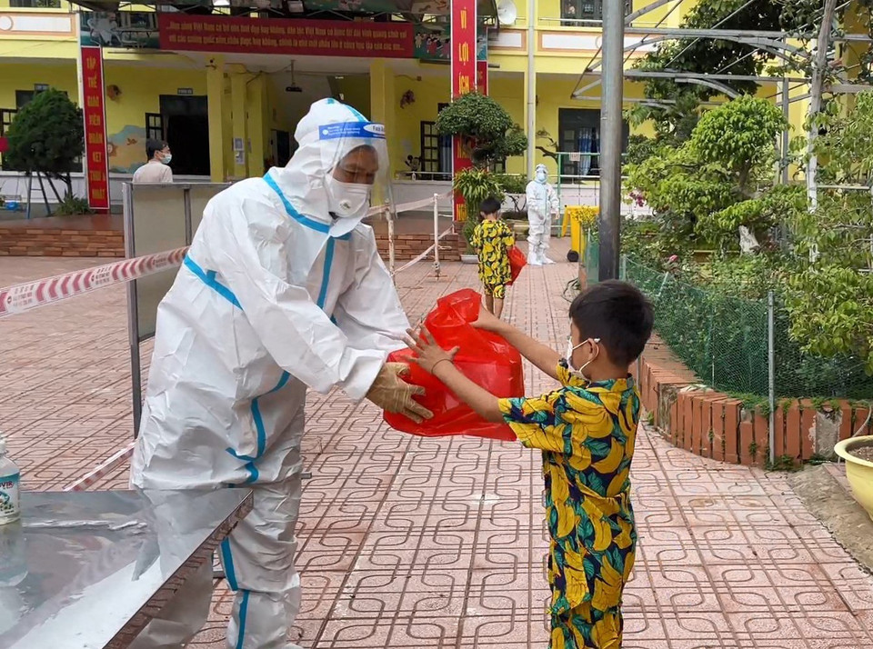 Việc tổ chức phát quà Tết Thiếu nhi 1/6 tại các Khu cách ly tập trung trên địa bàn huyện Nậm Pồ (tỉnh Điện Biên) được thực hiện tuân thủ nghiêm ngặt quy định về phòng, chống dịch COVID-19. (Ảnh: Xuân Tiến/TTXVN)